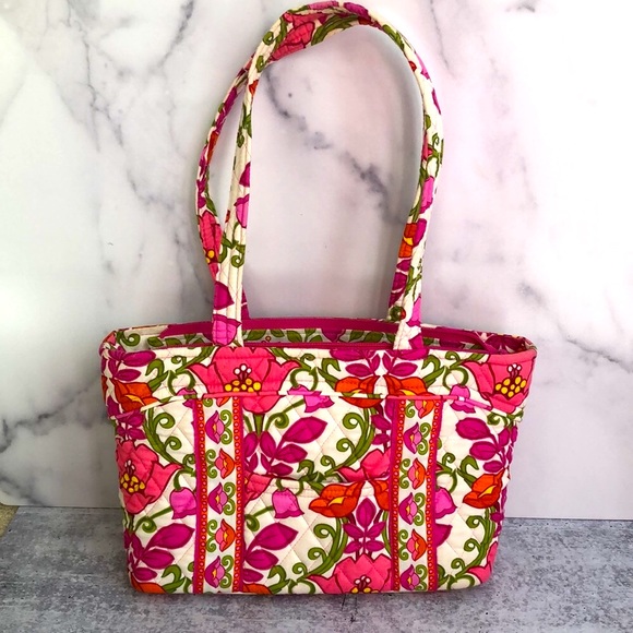 Vera Bradley Handbags - 🎉HP🎉Vera Bradley Floral Quilted Shoulder Bag in Pink/Orange Lilli Bell pattern